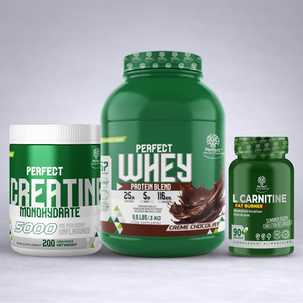 Pot de Whey chocolat, flacon blanc Creatine et flacon vert L‑Carnitine posés côte à côte sur fond neutre dégradé clair, visuel premium pour site e‑commerce musculation, performance et perte de poids