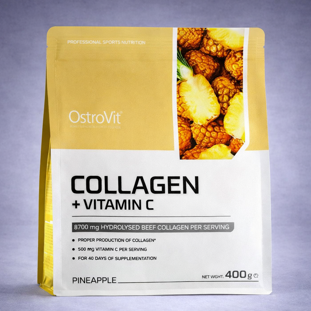 Sachet blanc et jaune OstroVit Collagen + Vitamine C 400 g saveur ananas, posé sur fond neutre dégradé clair, visuel premium carré pour site e‑commerce beauté, articulations et énergie.