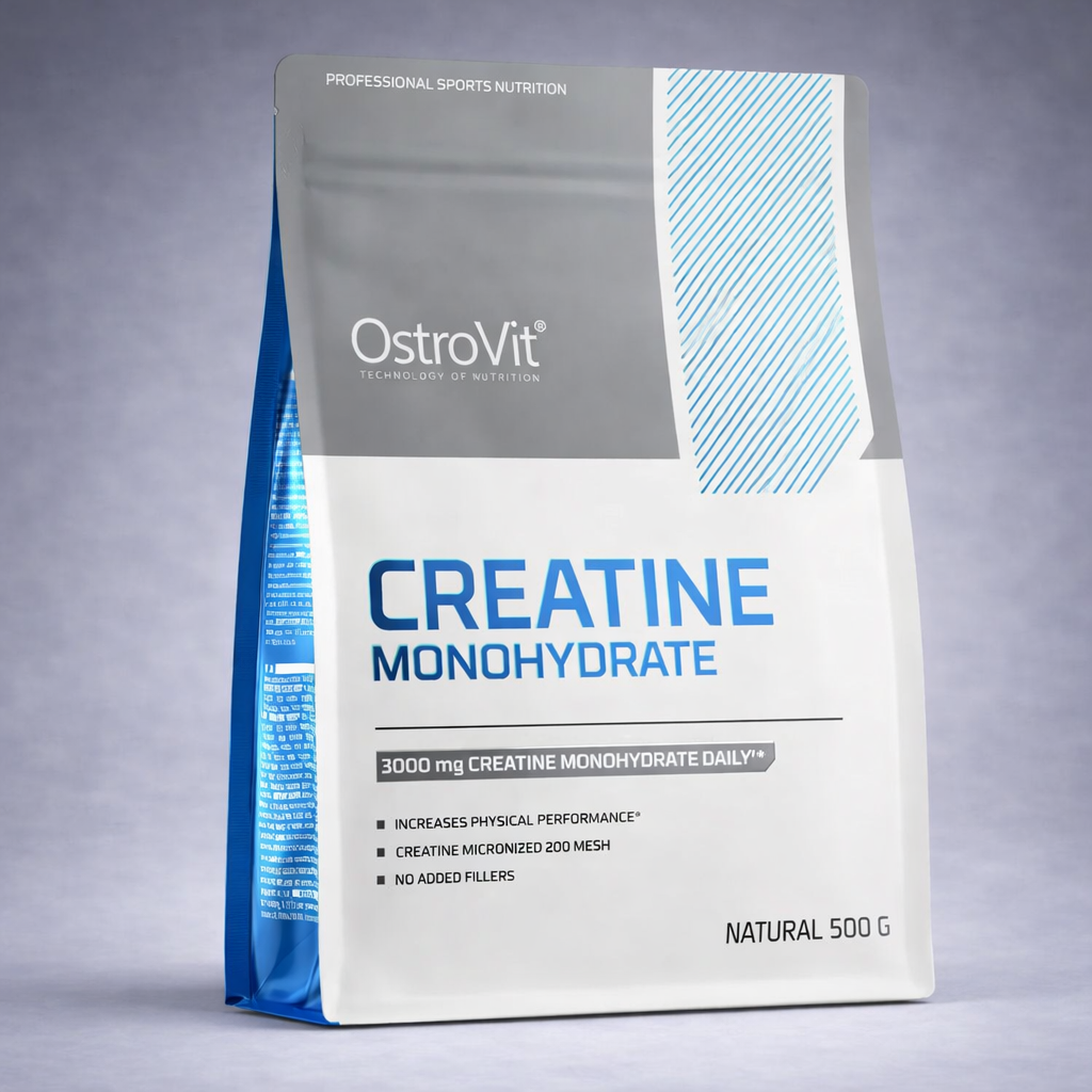 Sachet gris et bleu OstroVit Creatine Monohydrate 500 g posé sur fond neutre dégradé clair, visuel premium pour site e‑commerce musculation, force et performance.