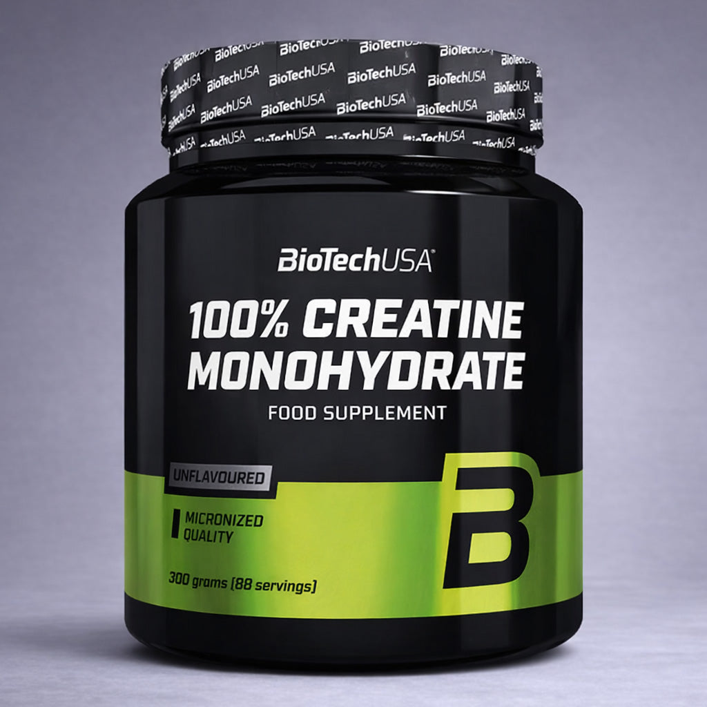 Pot noir BioTechUSA 100% Creatine Monohydrate 300 g avec accents verts posé sur fond neutre dégradé clair, visuel premium pour site e‑commerce musculation, force et performance.