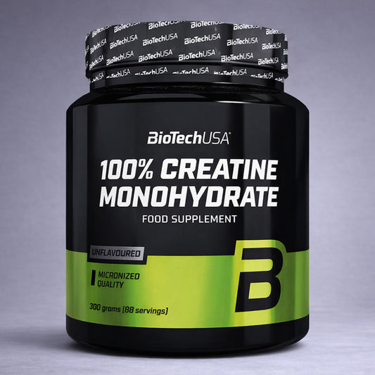 Pot noir BioTechUSA 100% Creatine Monohydrate 300 g avec accents verts posé sur fond neutre dégradé clair, visuel premium pour site e‑commerce musculation, force et performance.