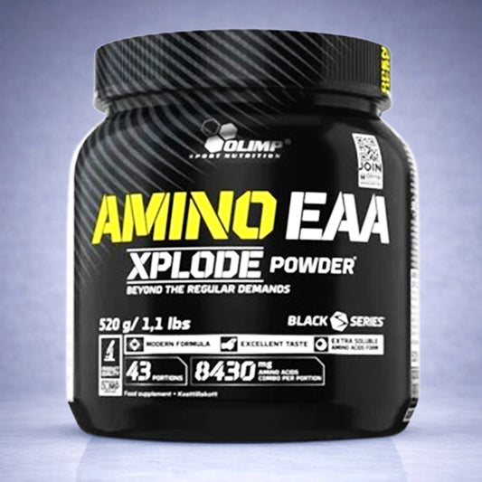 Pot noir Olimp Amino EAA Xplode Powder 520 g avec accents jaunes et blancs sur fond neutre dégradé clair, visuel premium pour site e‑commerce musculation, récupération et performance.