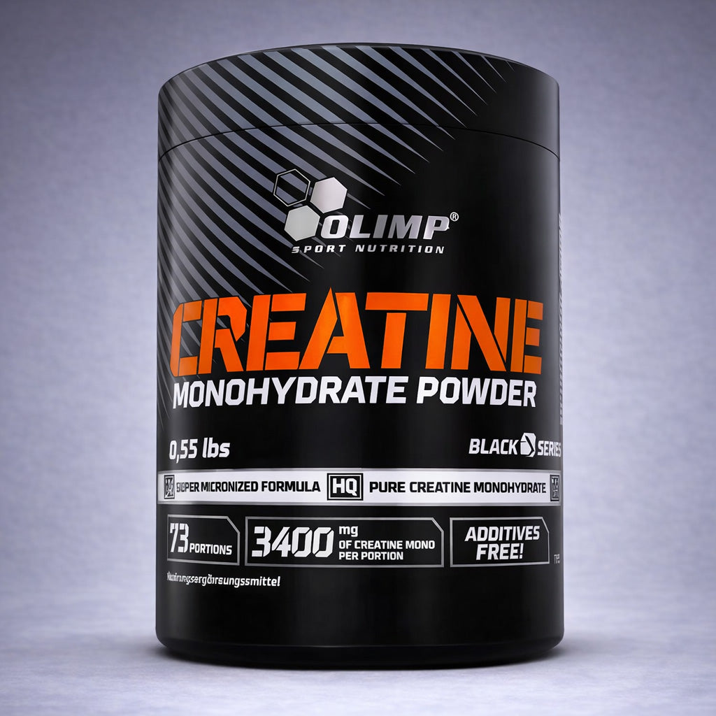 Pot noir Olimp Sport Nutrition Creatine Monohydrate Powder avec accents orange et blancs sur fond neutre dégradé clair, visuel premium pour site e‑commerce musculation, force et performance.