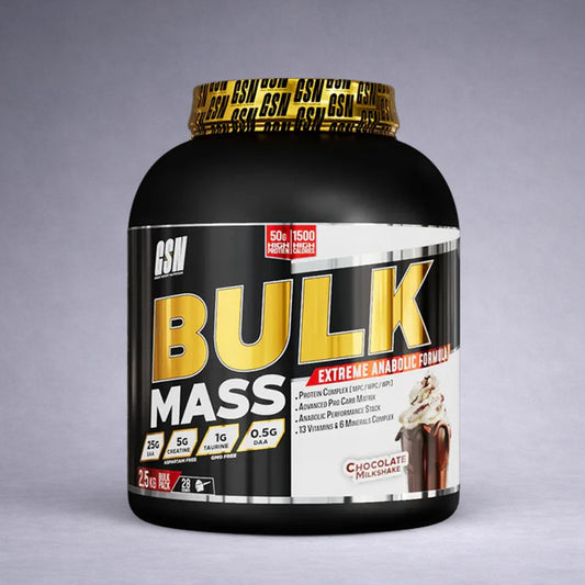 Pot noir et doré GSN Bulk Mass Extreme 2.5 kg saveur chocolat milkshake posé sur fond neutre dégradé clair, visuel premium pour site e‑commerce fitness.