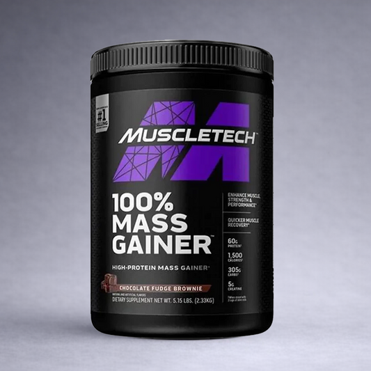 Boîte MuscleTech 100% Mass Gainer 2,33 kg saveur Chocolat Fudge Brownie sur fond gris studio premium, visuel e‑commerce musculation et prise de masse rapide.
