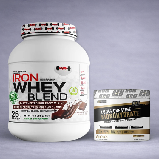 Pot IRON Whey Blend 2 kg et flacon Creatine Monohydrate posés côte à côte sur fond neutre dégradé clair, visuel premium pour site e‑commerce performance sportive et musculation.